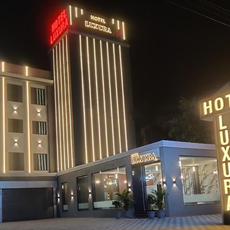 Hotel Luxura, Ahmedabad Esterno foto