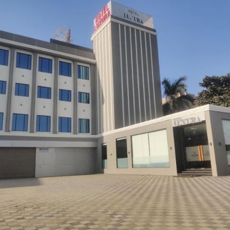 Hotel Luxura, Ahmedabad Esterno foto