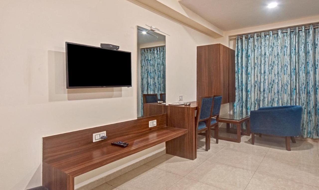 Hotel Luxura, Ahmedabad Esterno foto