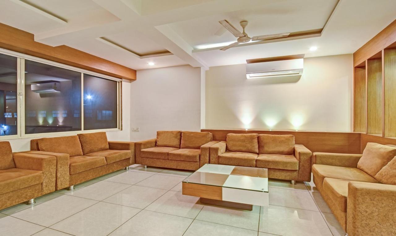 Hotel Luxura, Ahmedabad Esterno foto