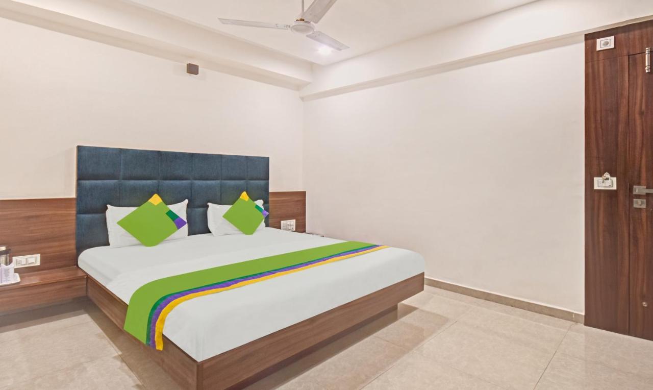 Hotel Luxura, Ahmedabad Esterno foto