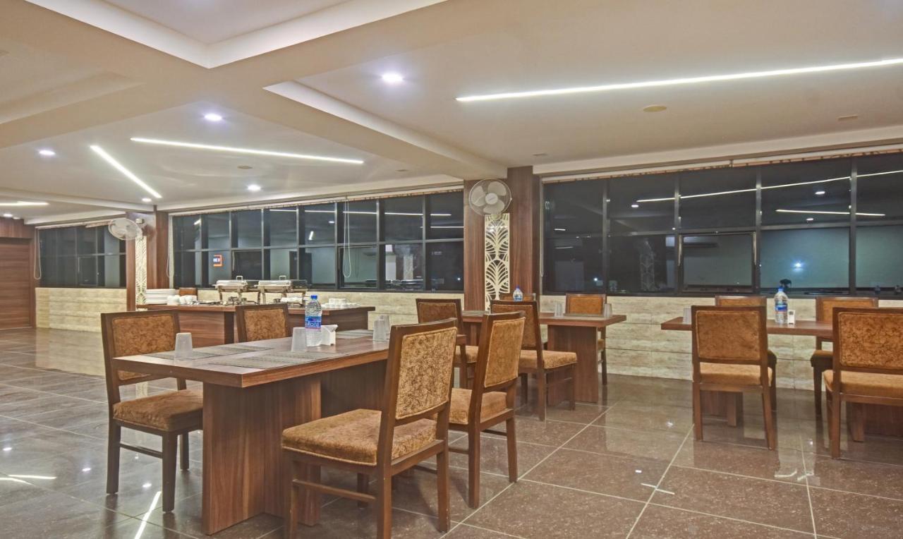 Hotel Luxura, Ahmedabad Esterno foto