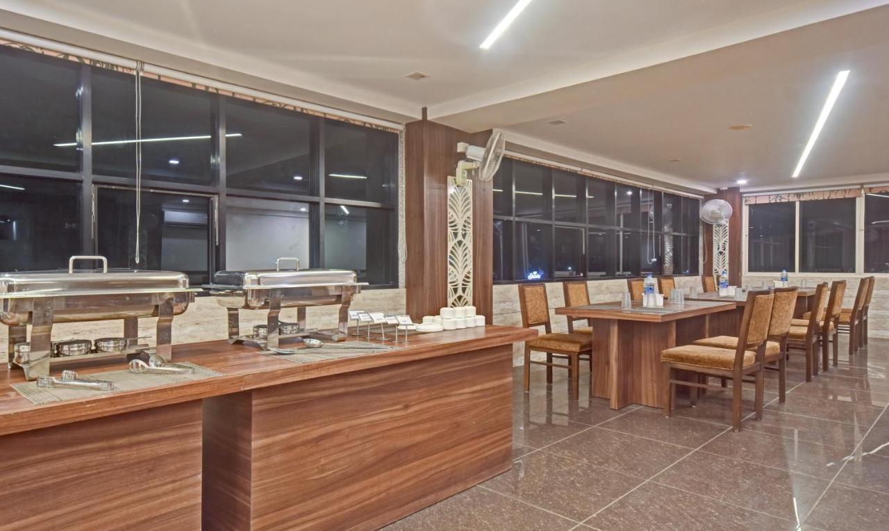 Hotel Luxura, Ahmedabad Esterno foto