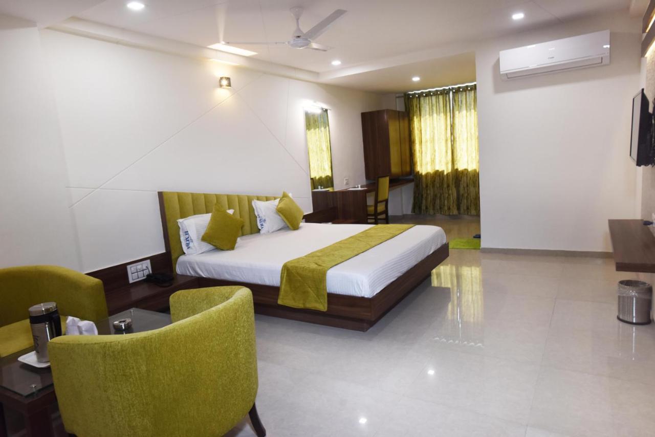 Hotel Luxura, Ahmedabad Esterno foto