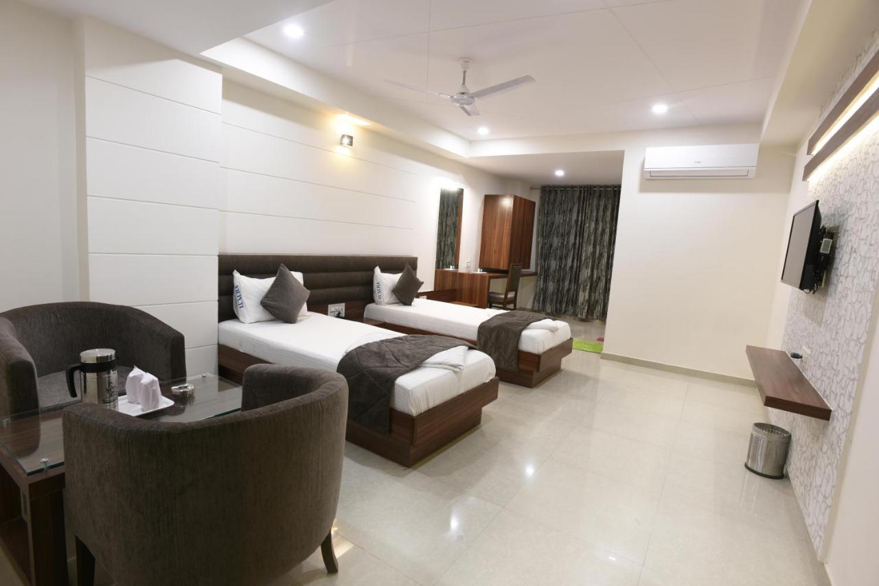 Hotel Luxura, Ahmedabad Esterno foto