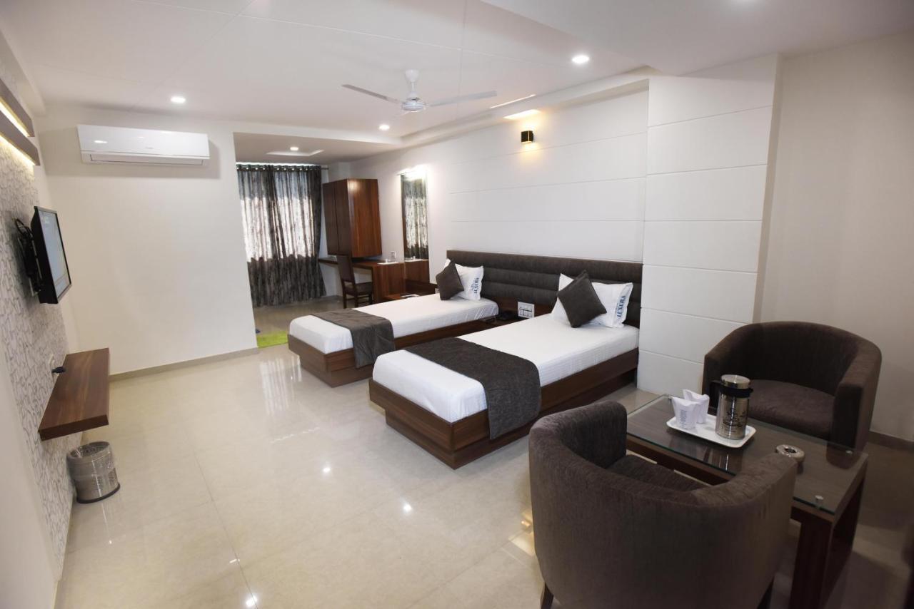 Hotel Luxura, Ahmedabad Esterno foto