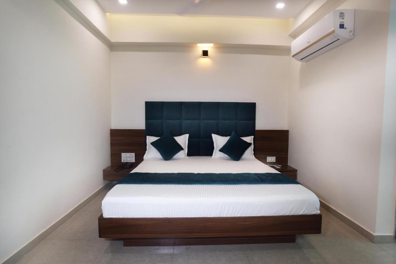Hotel Luxura, Ahmedabad Esterno foto