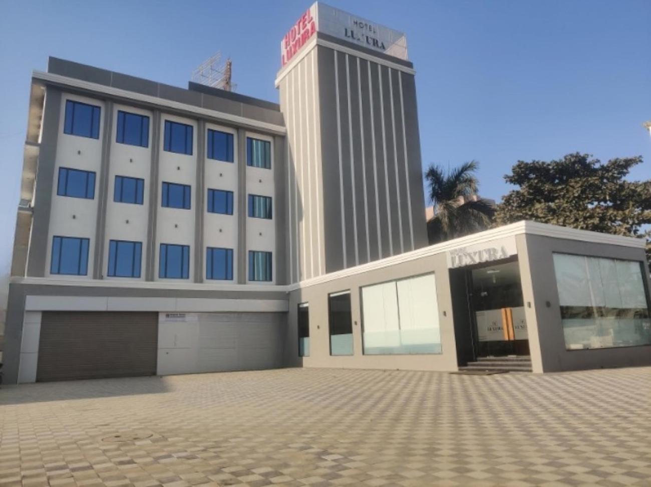 Hotel Luxura, Ahmedabad Esterno foto